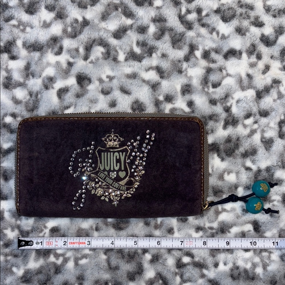 Juicy Couture Blue and Brown Key Card Holder with Elegant Emblem - Picture 2 of 15